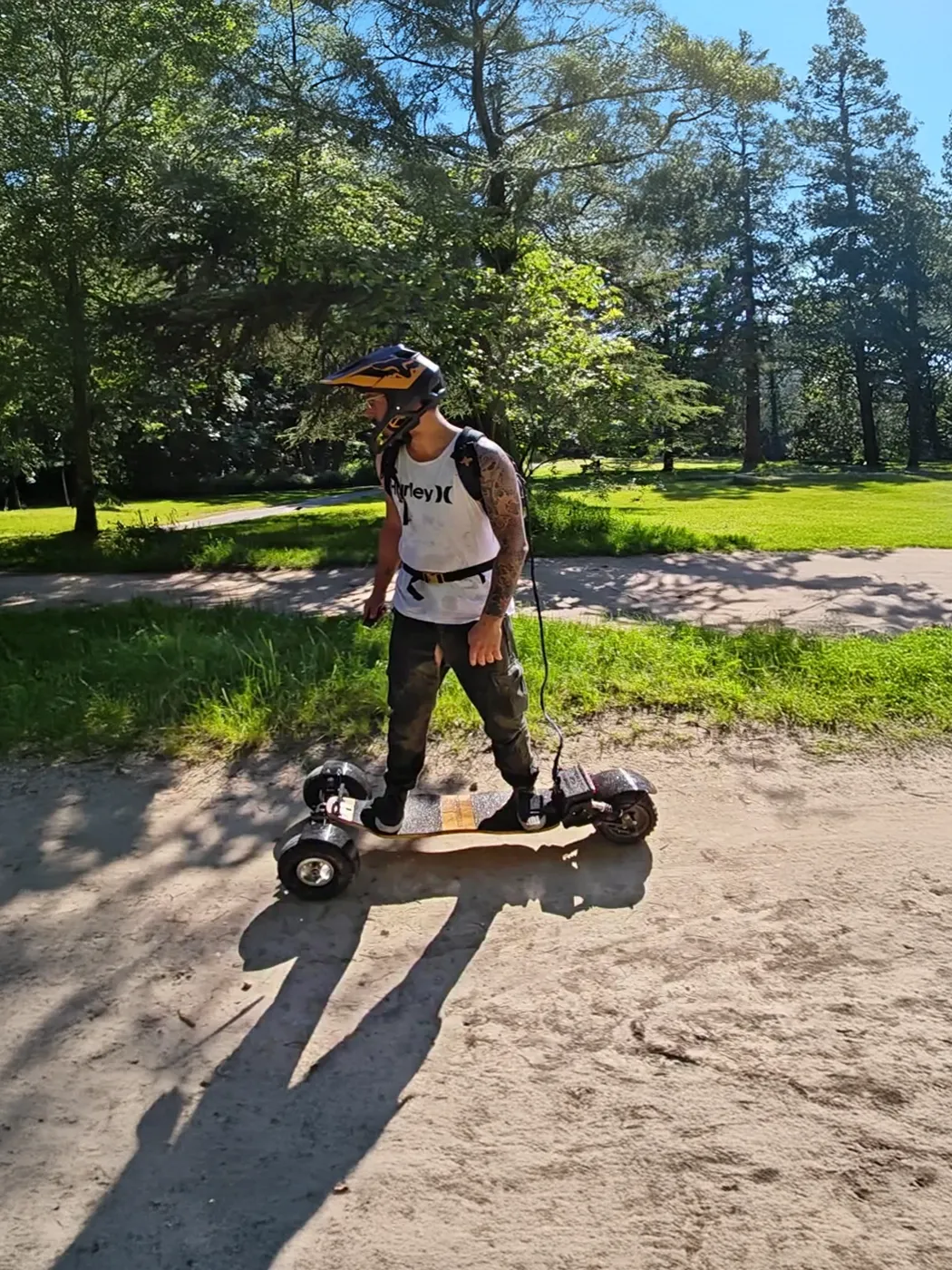 Guillaume P kinésithérapeute 27 ans teste planche électrique 3 roues dans parc - témoignage rider confirmé
